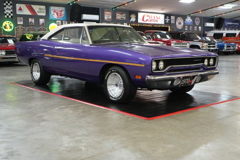 Plymouth-Roadrunner-1970-In-Violet-White-25