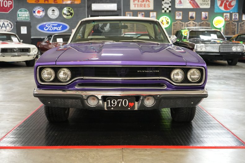 Plymouth-Roadrunner-1970-In-Violet-White-26