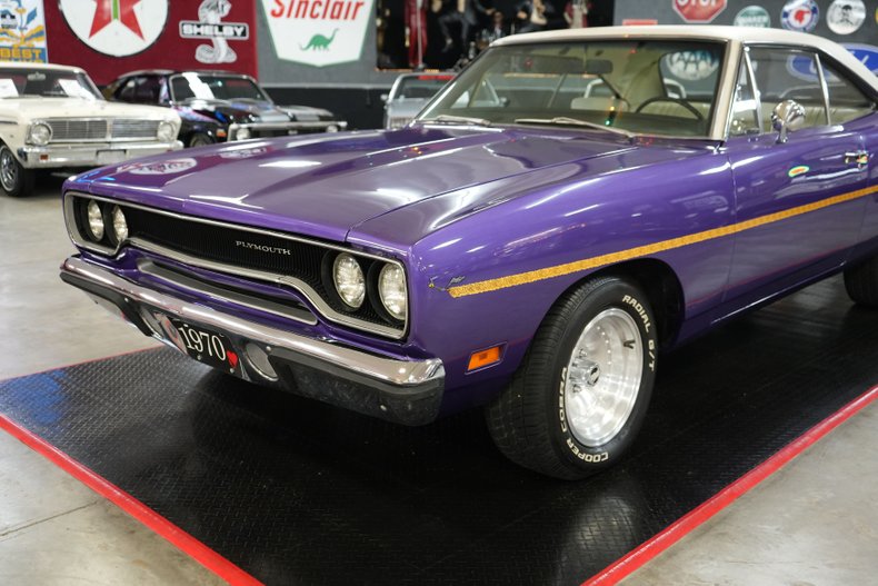 Plymouth-Roadrunner-1970-In-Violet-White-27
