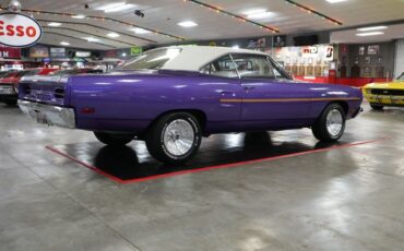 Plymouth-Roadrunner-1970-In-Violet-White-29