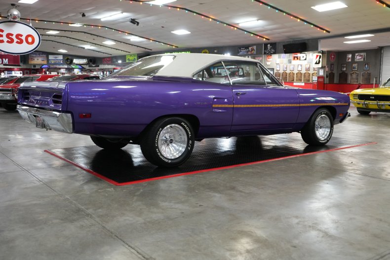 Plymouth-Roadrunner-1970-In-Violet-White-29