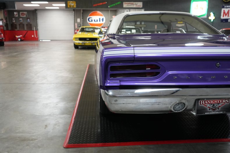 Plymouth-Roadrunner-1970-In-Violet-White-3