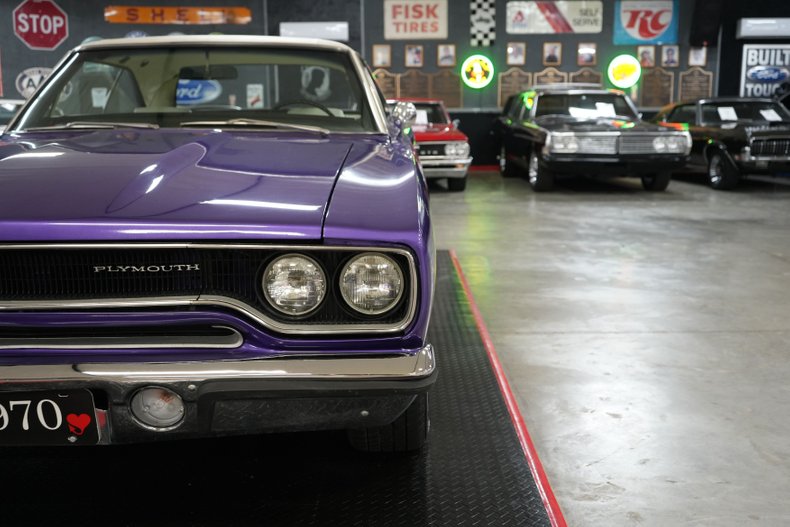 Plymouth-Roadrunner-1970-In-Violet-White-30