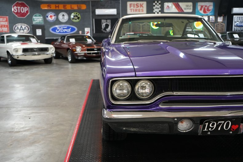 Plymouth-Roadrunner-1970-In-Violet-White-31