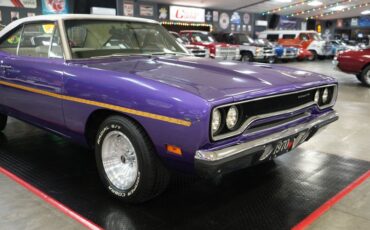 Plymouth-Roadrunner-1970-In-Violet-White-32