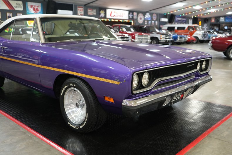 Plymouth-Roadrunner-1970-In-Violet-White-32