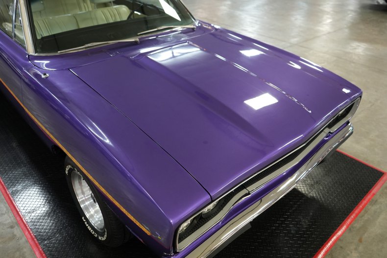 Plymouth-Roadrunner-1970-In-Violet-White-33