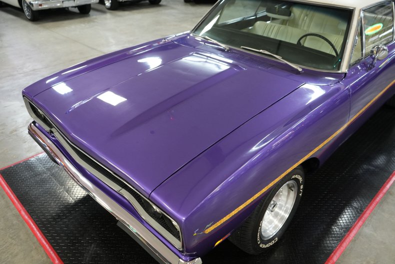 Plymouth-Roadrunner-1970-In-Violet-White-34