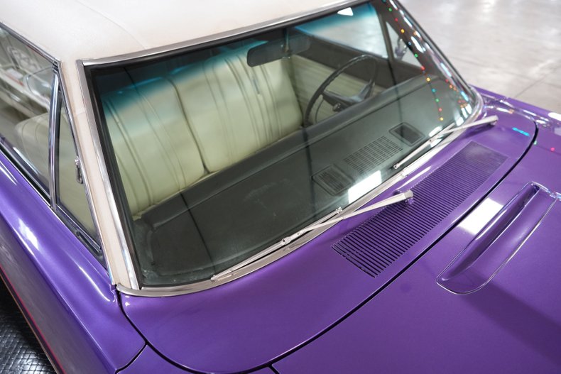 Plymouth-Roadrunner-1970-In-Violet-White-36