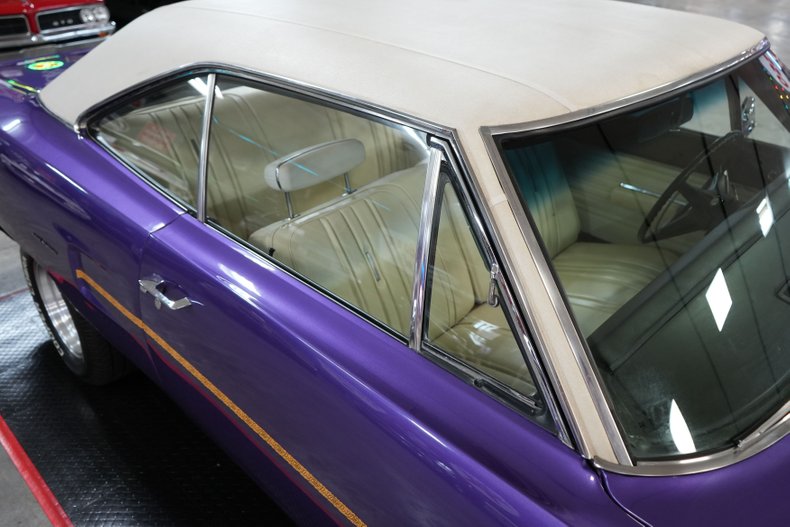 Plymouth-Roadrunner-1970-In-Violet-White-37