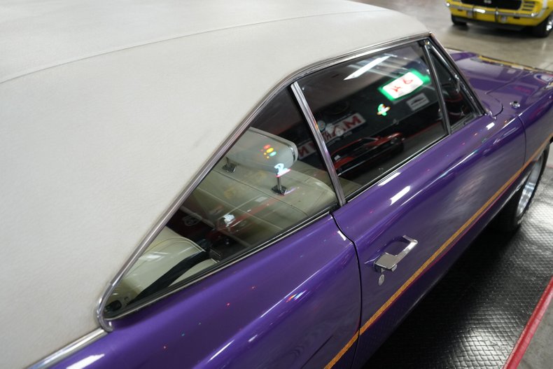 Plymouth-Roadrunner-1970-In-Violet-White-38