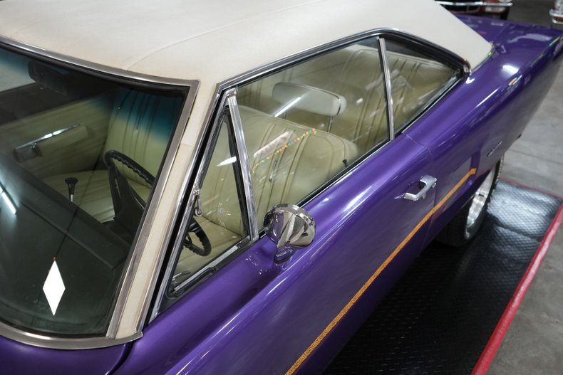 Plymouth-Roadrunner-1970-In-Violet-White-39