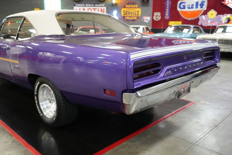 Plymouth-Roadrunner-1970-In-Violet-White-4