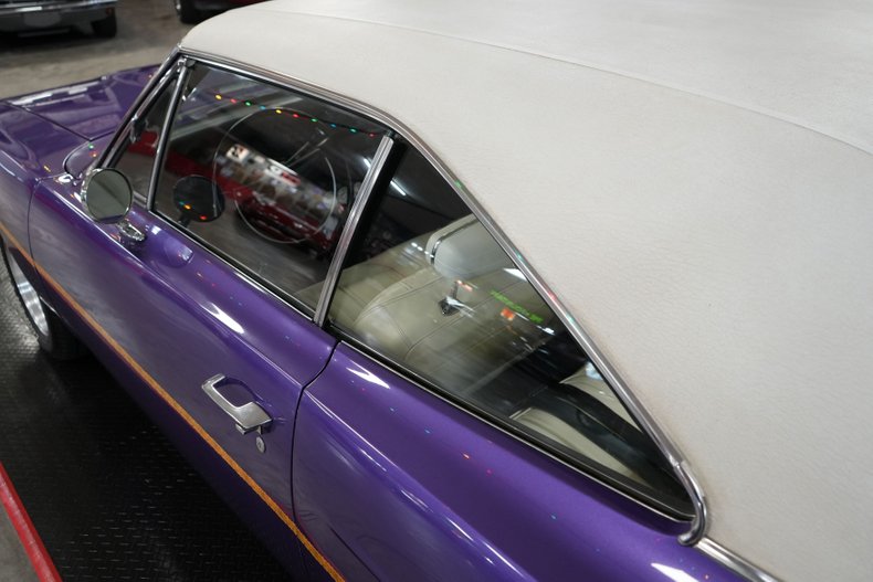 Plymouth-Roadrunner-1970-In-Violet-White-40