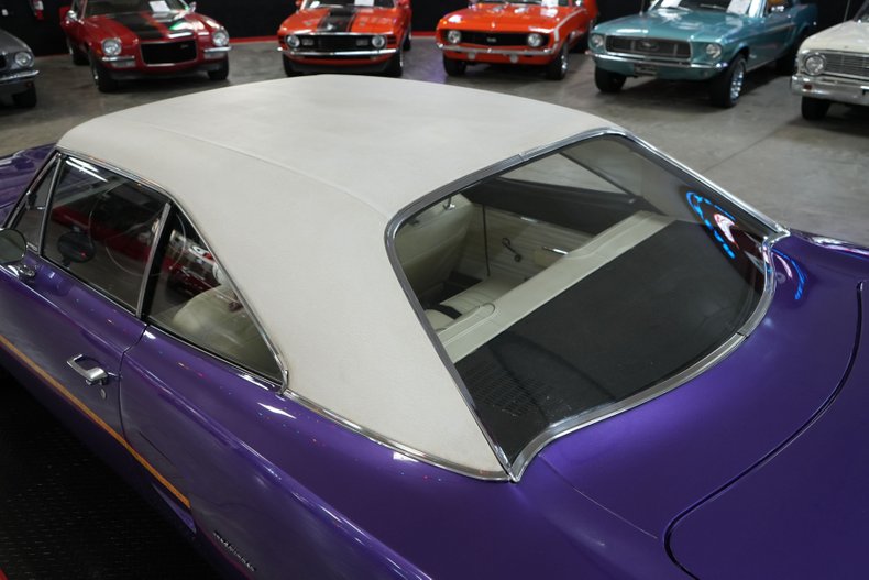 Plymouth-Roadrunner-1970-In-Violet-White-41
