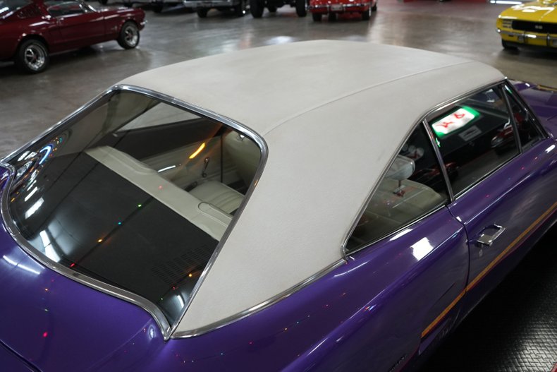 Plymouth-Roadrunner-1970-In-Violet-White-42