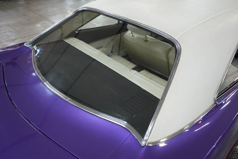 Plymouth-Roadrunner-1970-In-Violet-White-43