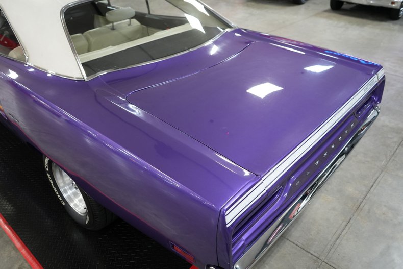 Plymouth-Roadrunner-1970-In-Violet-White-45