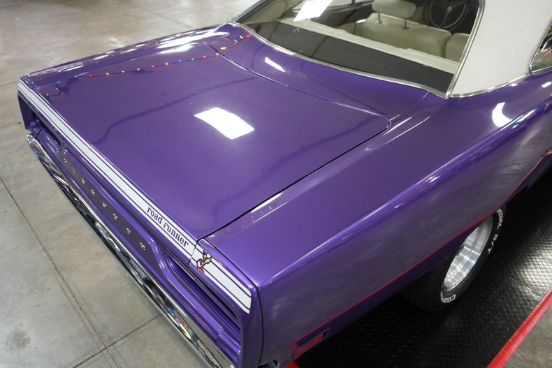 Plymouth-Roadrunner-1970-In-Violet-White-46