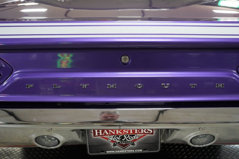 Plymouth-Roadrunner-1970-In-Violet-White-47