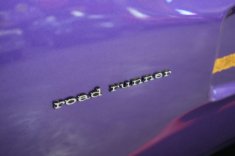 Plymouth-Roadrunner-1970-In-Violet-White-49