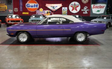 Plymouth-Roadrunner-1970-In-Violet-White-5