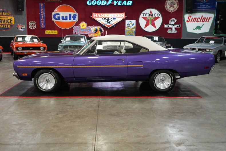 Plymouth-Roadrunner-1970-In-Violet-White-5