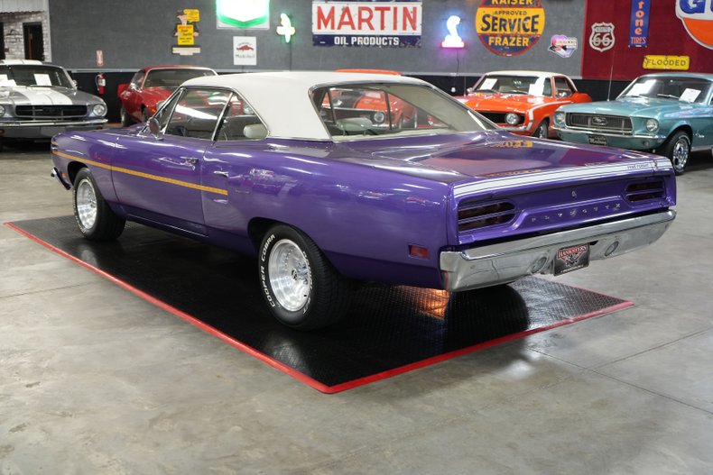 Plymouth-Roadrunner-1970-In-Violet-White-6