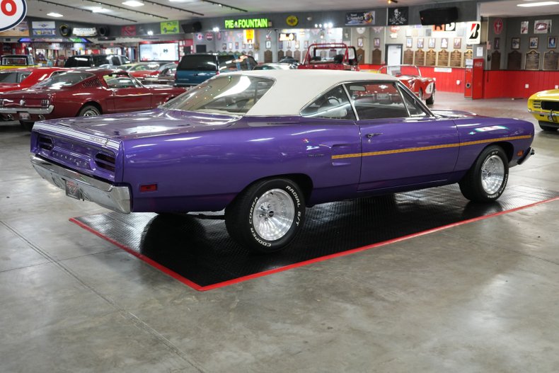 Plymouth-Roadrunner-1970-In-Violet-White-8