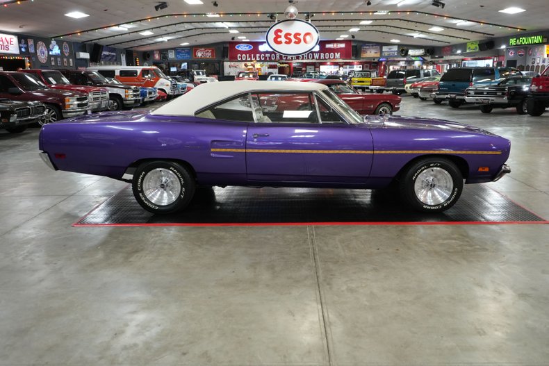 Plymouth-Roadrunner-1970-In-Violet-White-9
