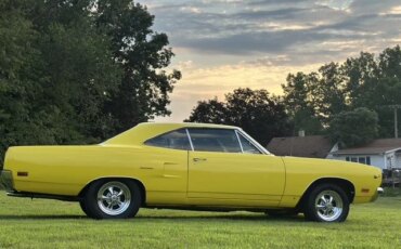 Plymouth-Roadrunner-1970-Yellow-Black-2