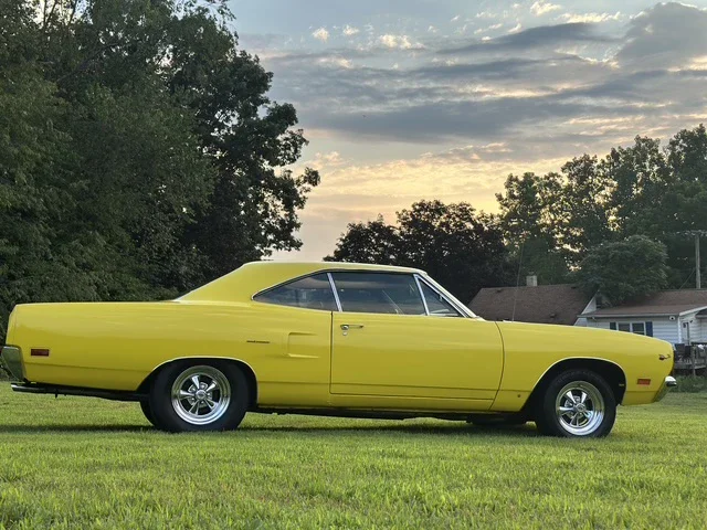Plymouth-Roadrunner-1970-Yellow-Black-2