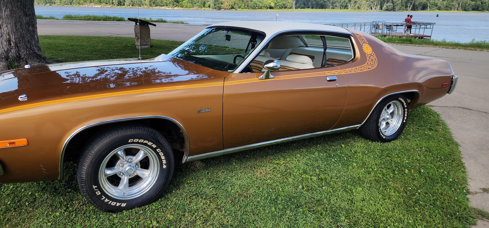 Plymouth-Satellite-1974-2-dr-11