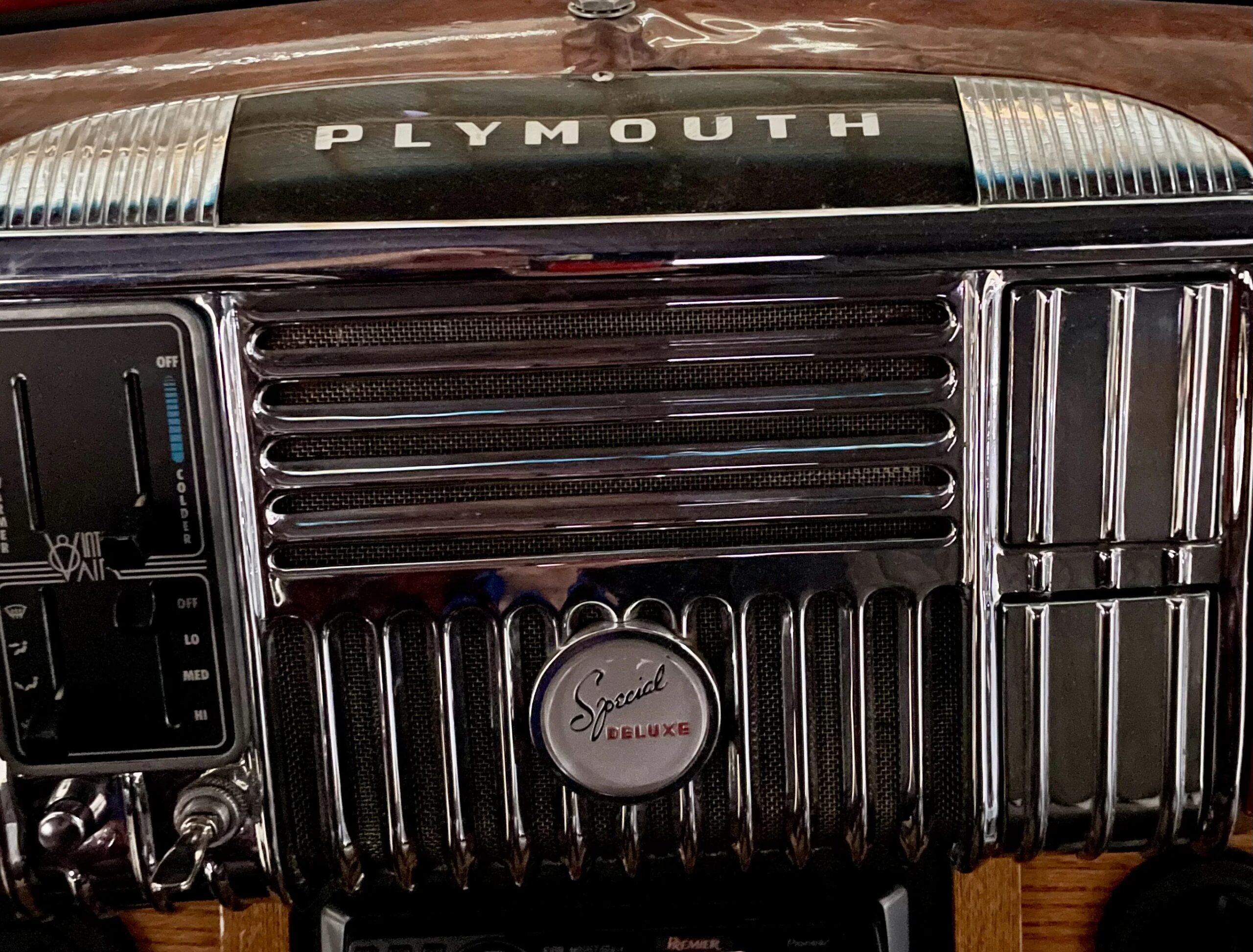 Plymouth-Special-deluxe-1948-Red-Beige-3