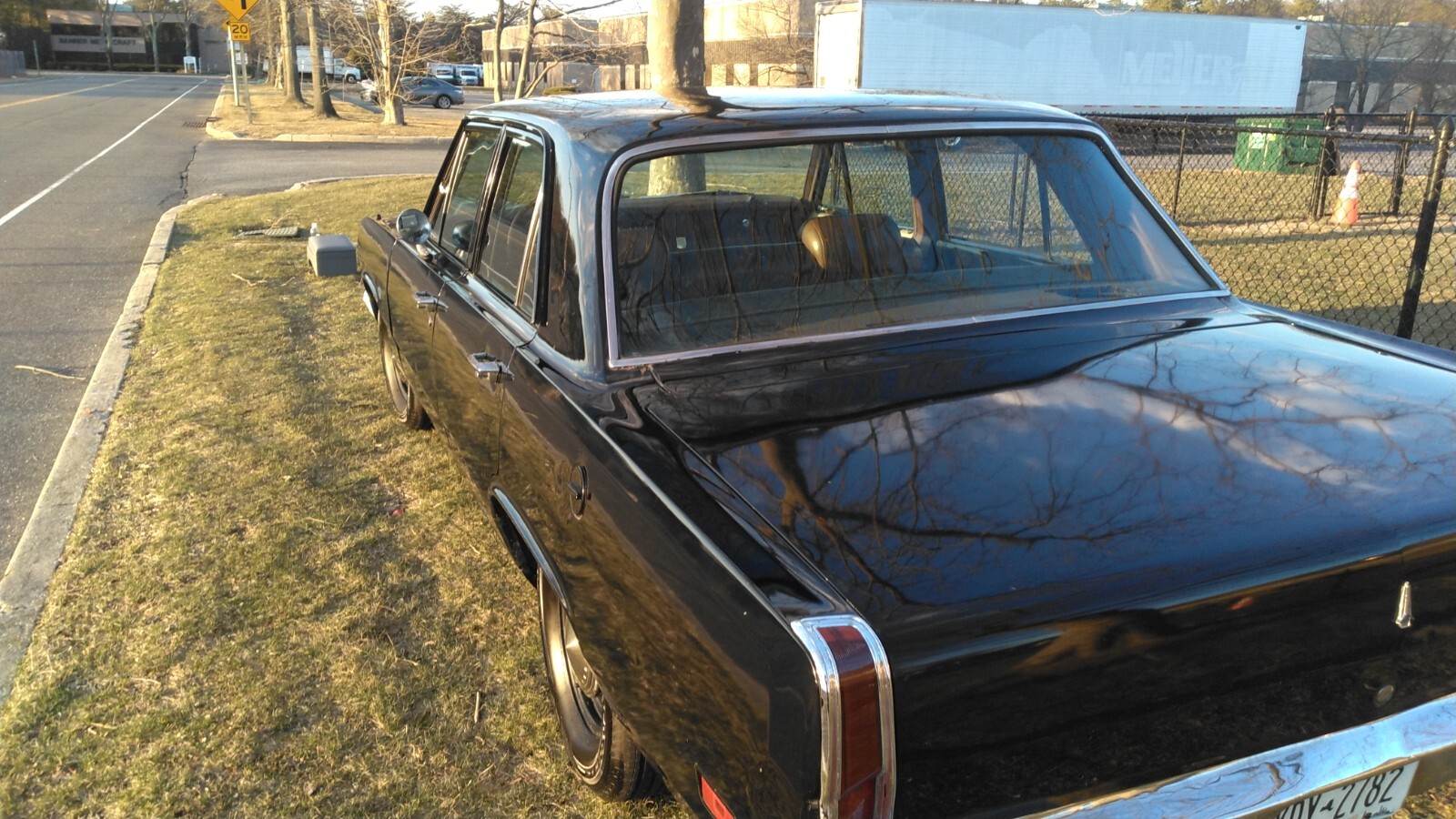 Plymouth-Valiant-1971-Sedan-4