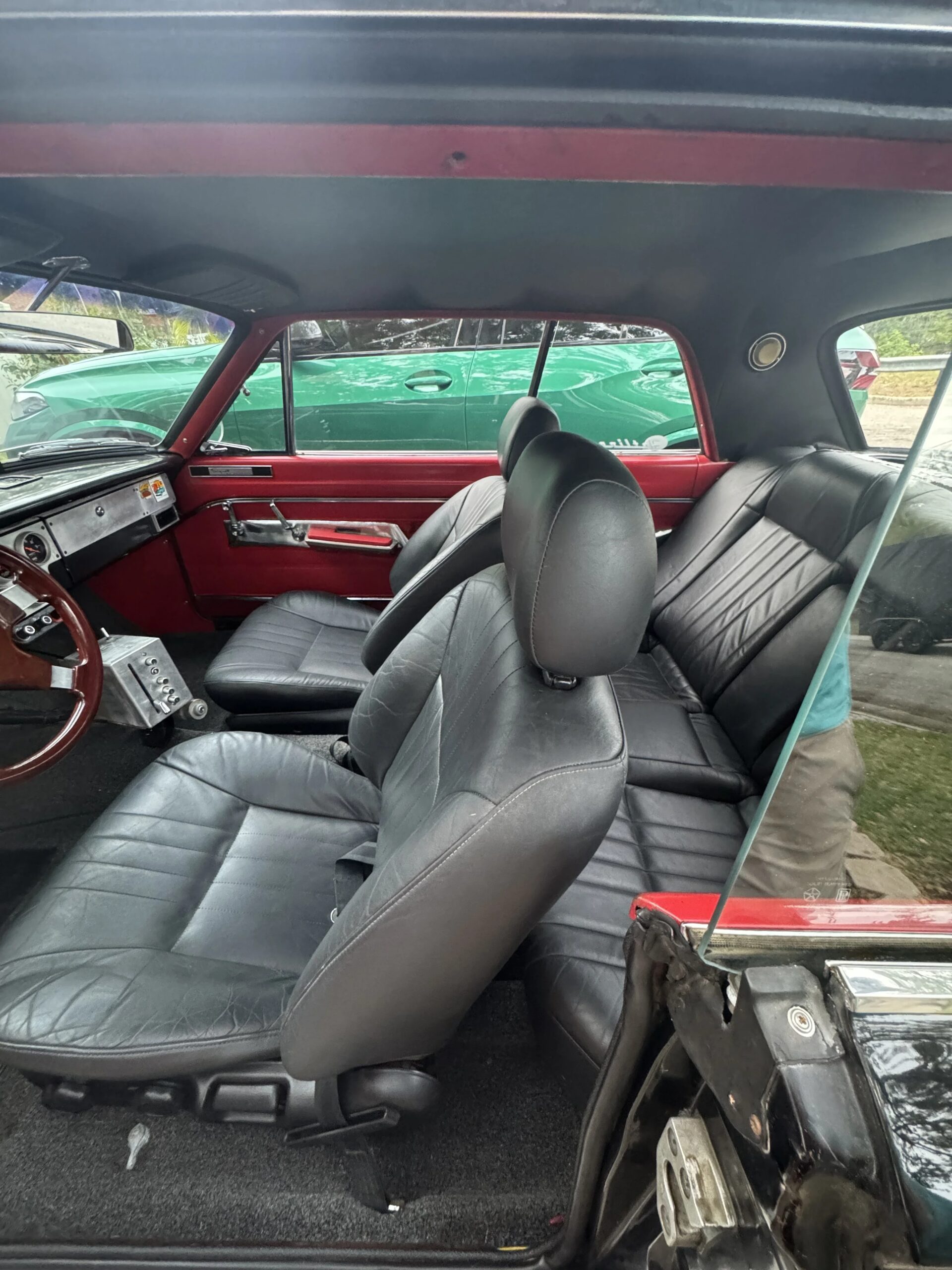 Plymouth-Valiant-coupe-1964-Black-Red-10
