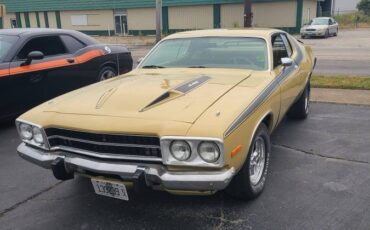 Plymouth-road-runner-1973-yellow-1