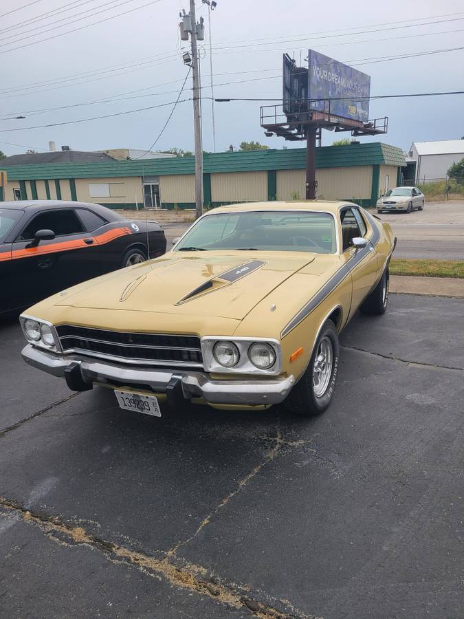 Plymouth-road-runner-1973-yellow-1