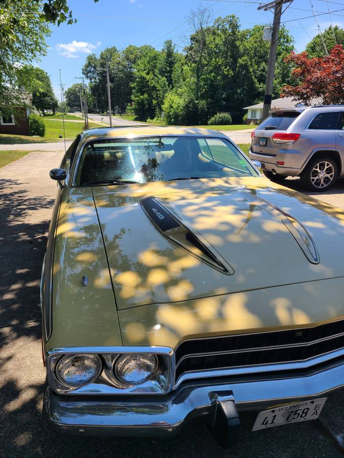 Plymouth-road-runner-1973-yellow-5