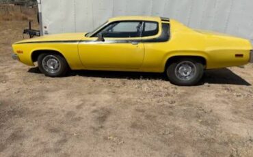 Plymouth-road-runner-1974-yellow-4