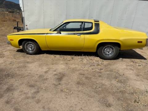 Plymouth-road-runner-1974-yellow-4