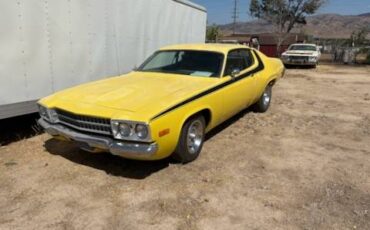 Plymouth-road-runner-1974-yellow-5