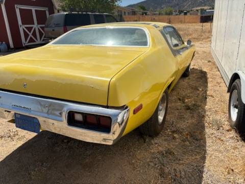 Plymouth-road-runner-1974-yellow-8