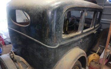 Plymouth-sedan-1932-black