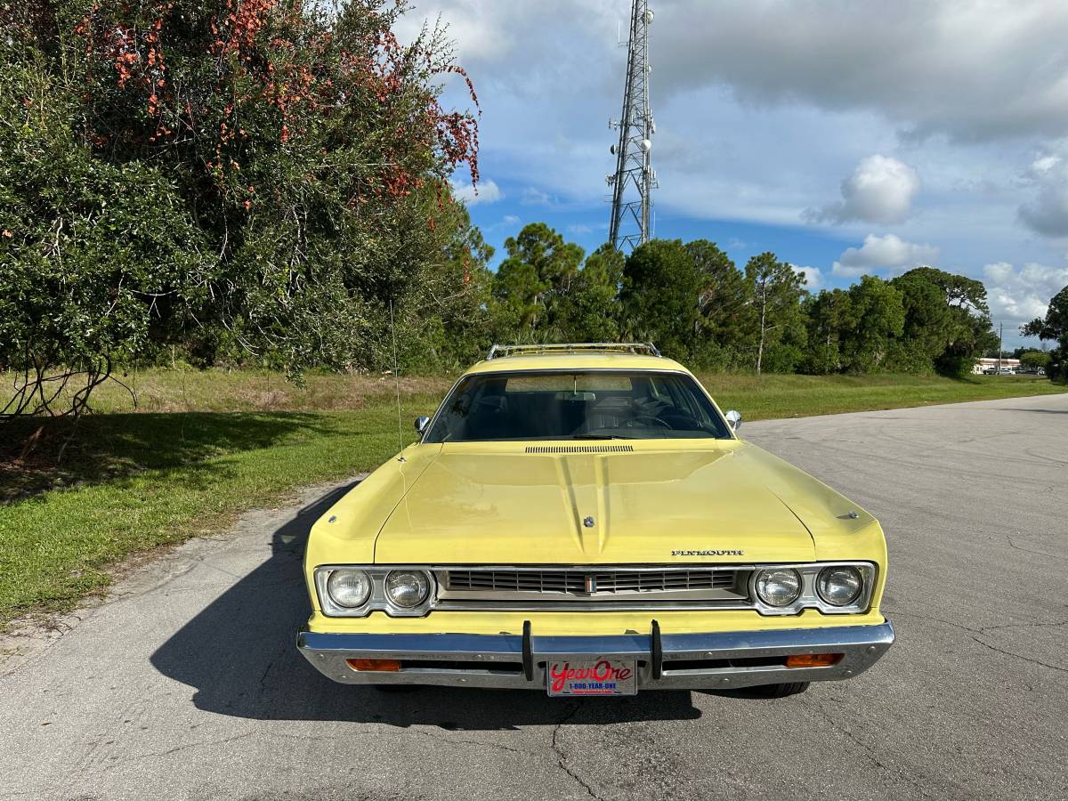 Plymouth-sport-suburban-1969-yellow-2