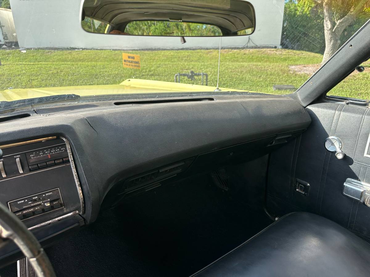 Plymouth-sport-suburban-1969-yellow-20