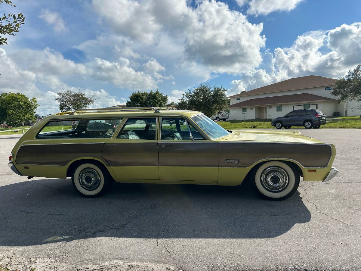 Plymouth-sport-suburban-1969-yellow-4