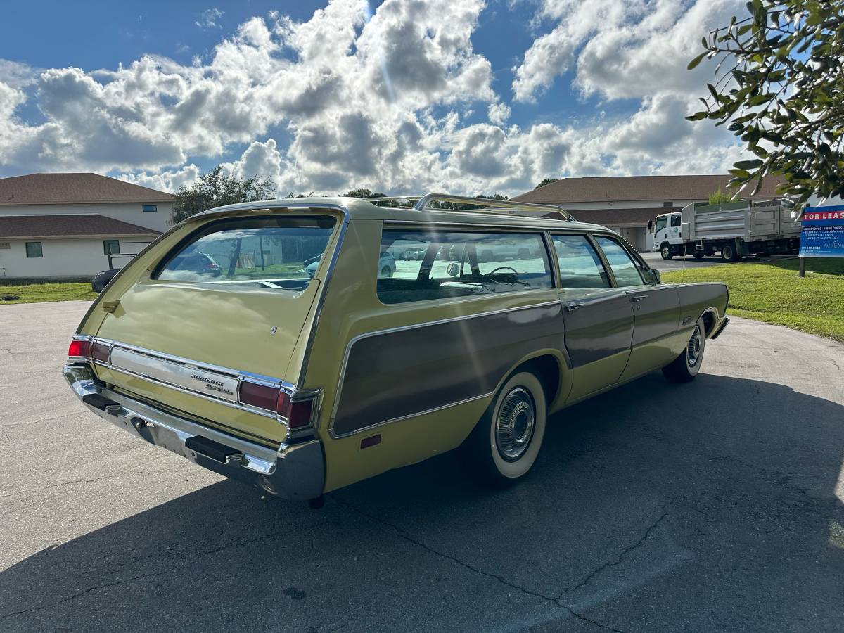 Plymouth-sport-suburban-1969-yellow-5