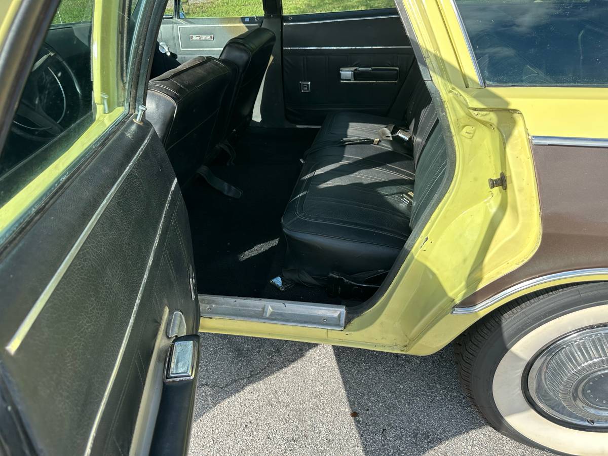 Plymouth-sport-suburban-1969-yellow-9