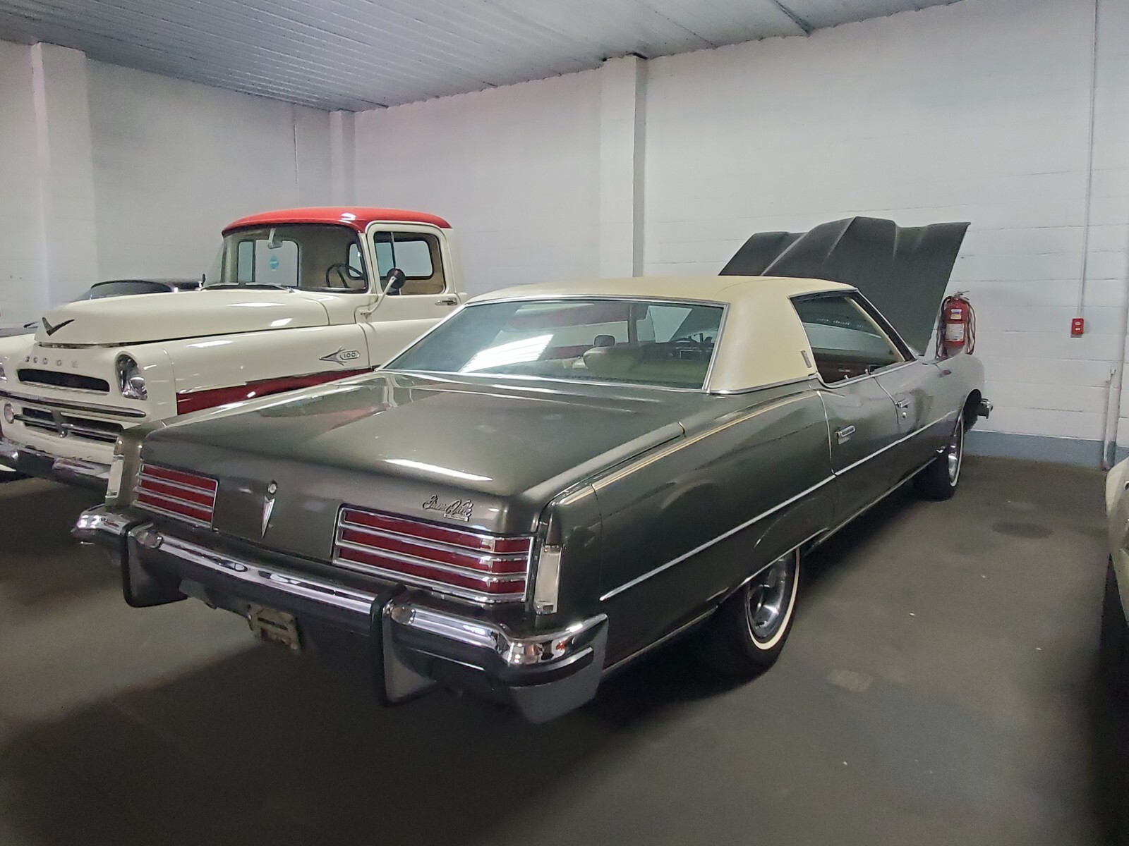 Pontiac-Bonneville-1973-Sedan-3